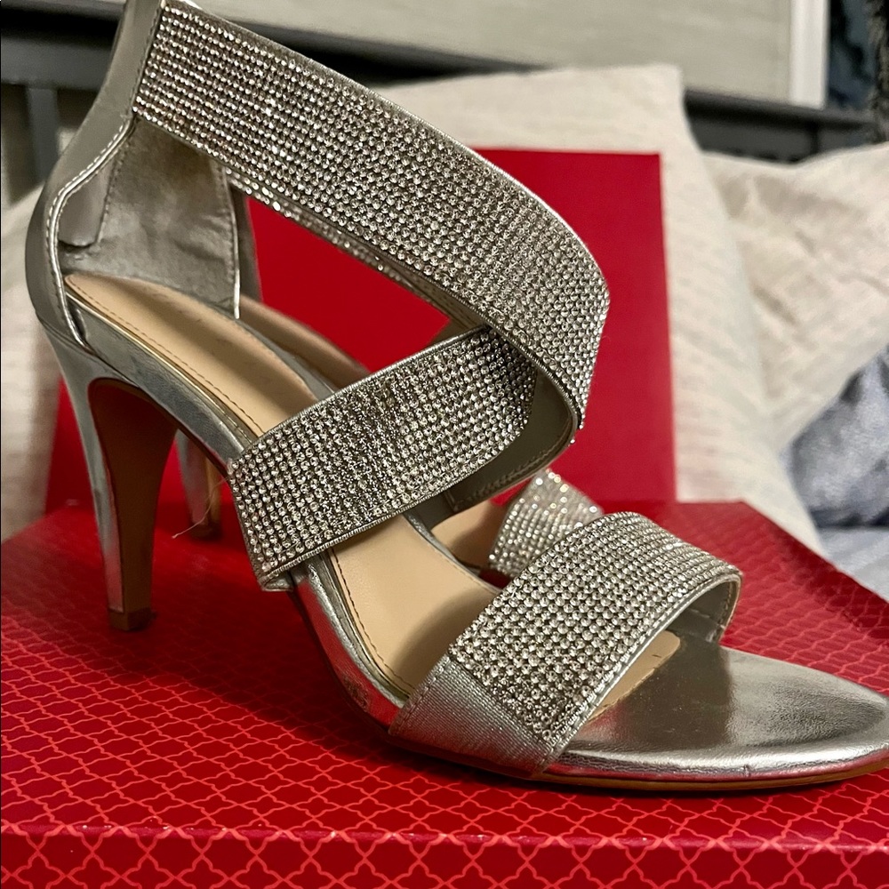 Katie and Kelly silver shoes Sz 7.5